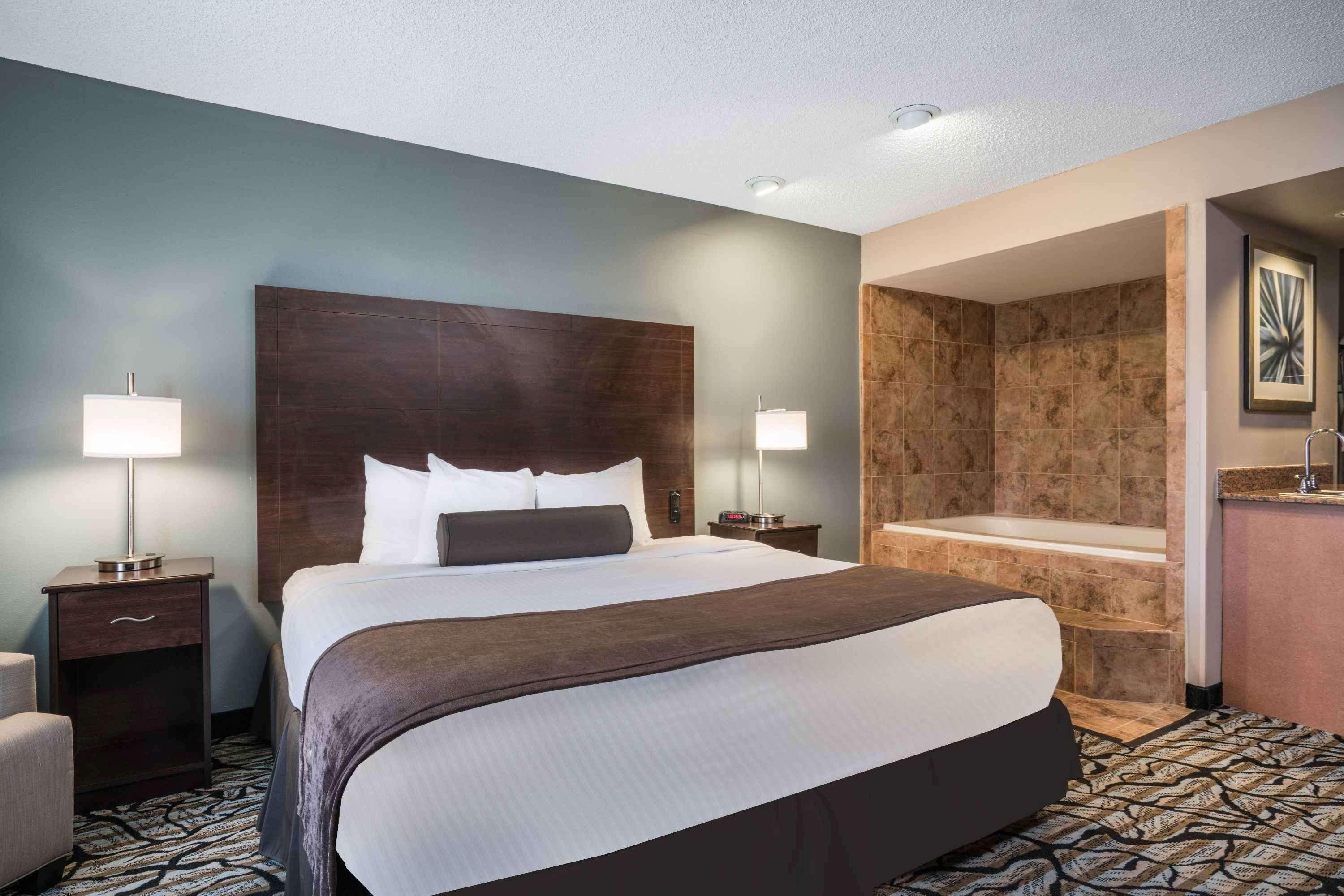 Days Inn & Suites By Wyndham Wausau Exterior photo