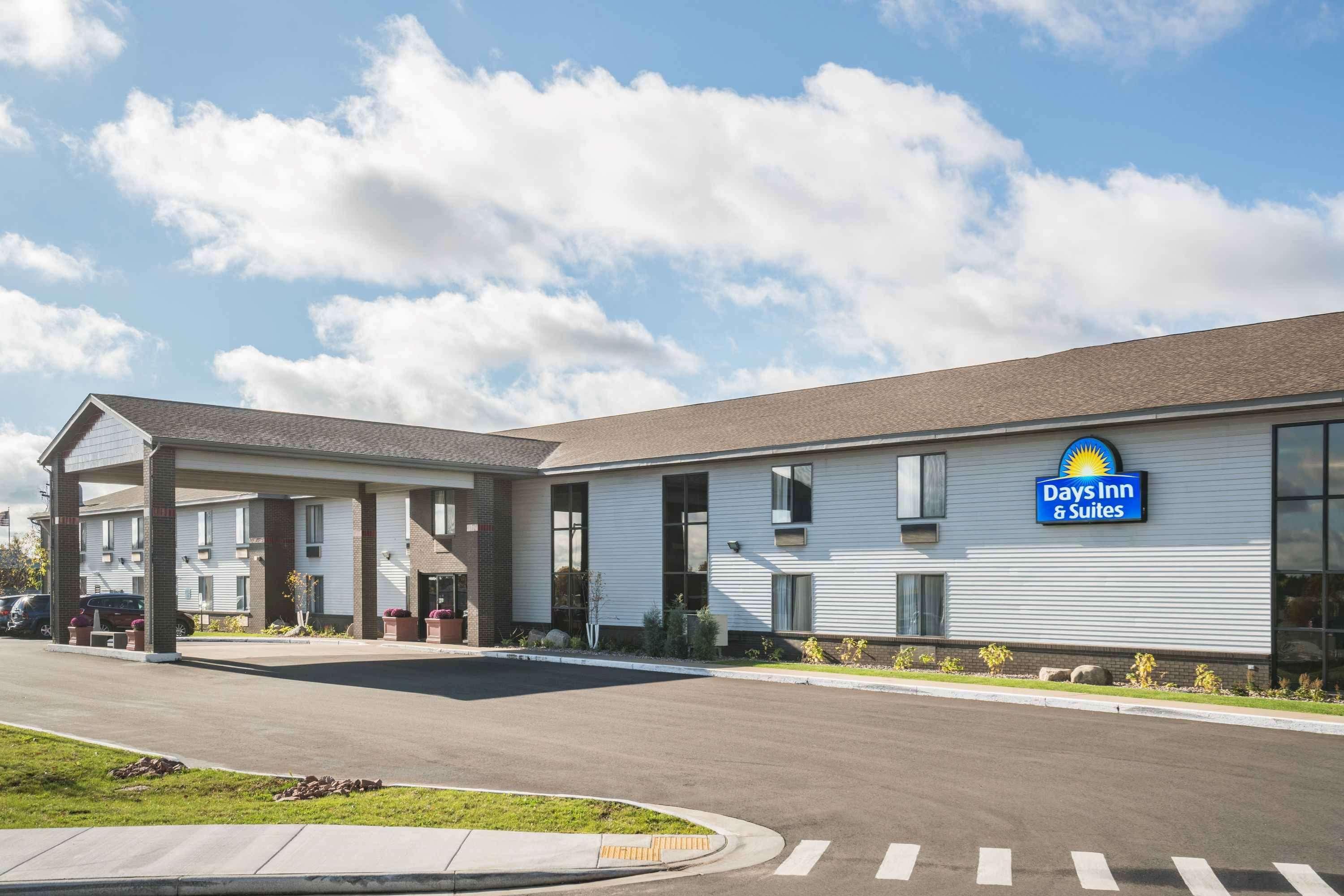 Days Inn & Suites By Wyndham Wausau Exterior photo