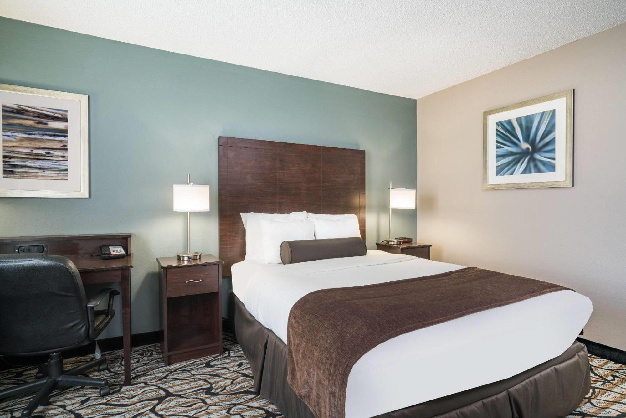 Days Inn & Suites By Wyndham Wausau Exterior photo