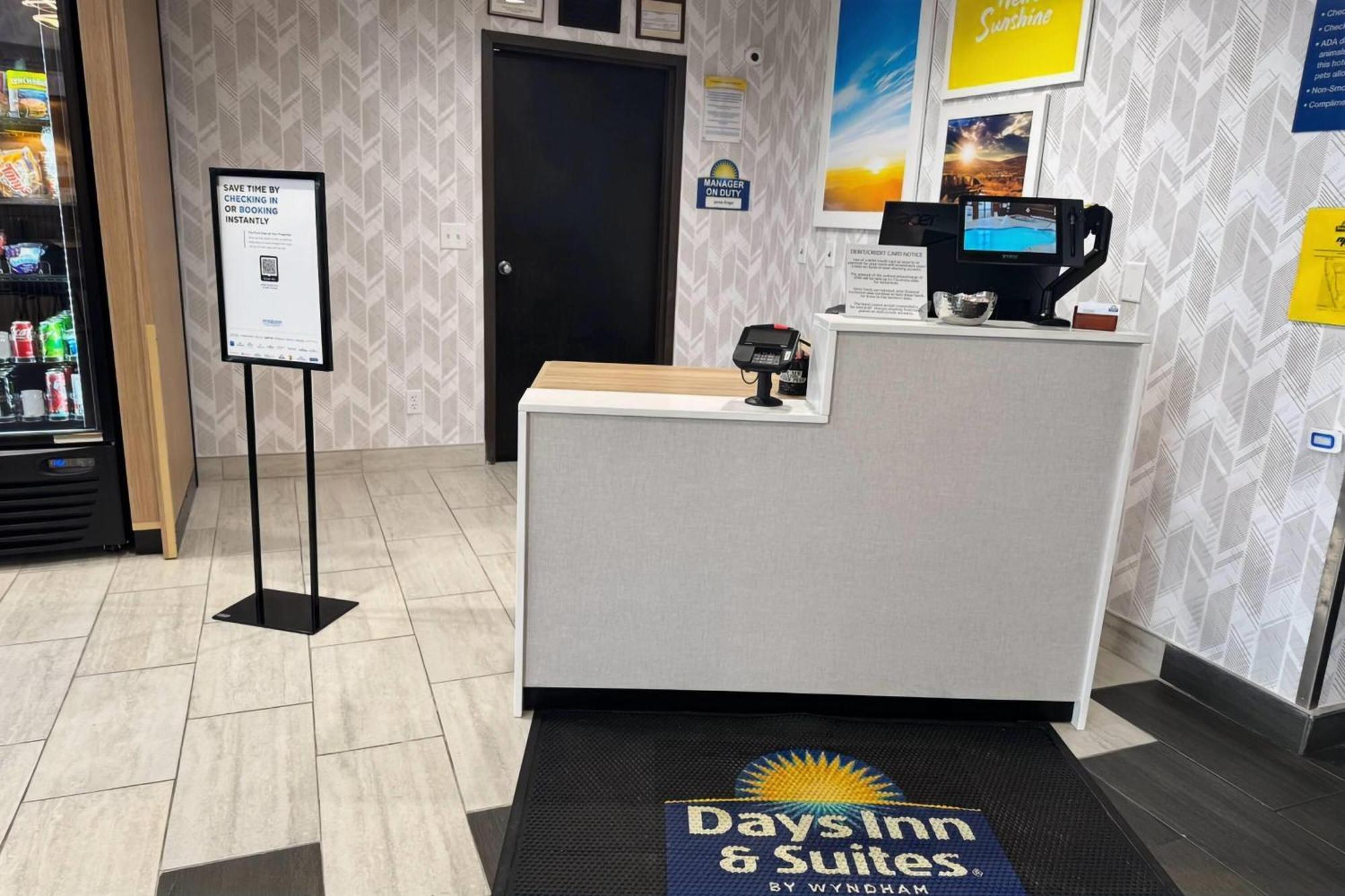 Days Inn & Suites By Wyndham Wausau Exterior photo