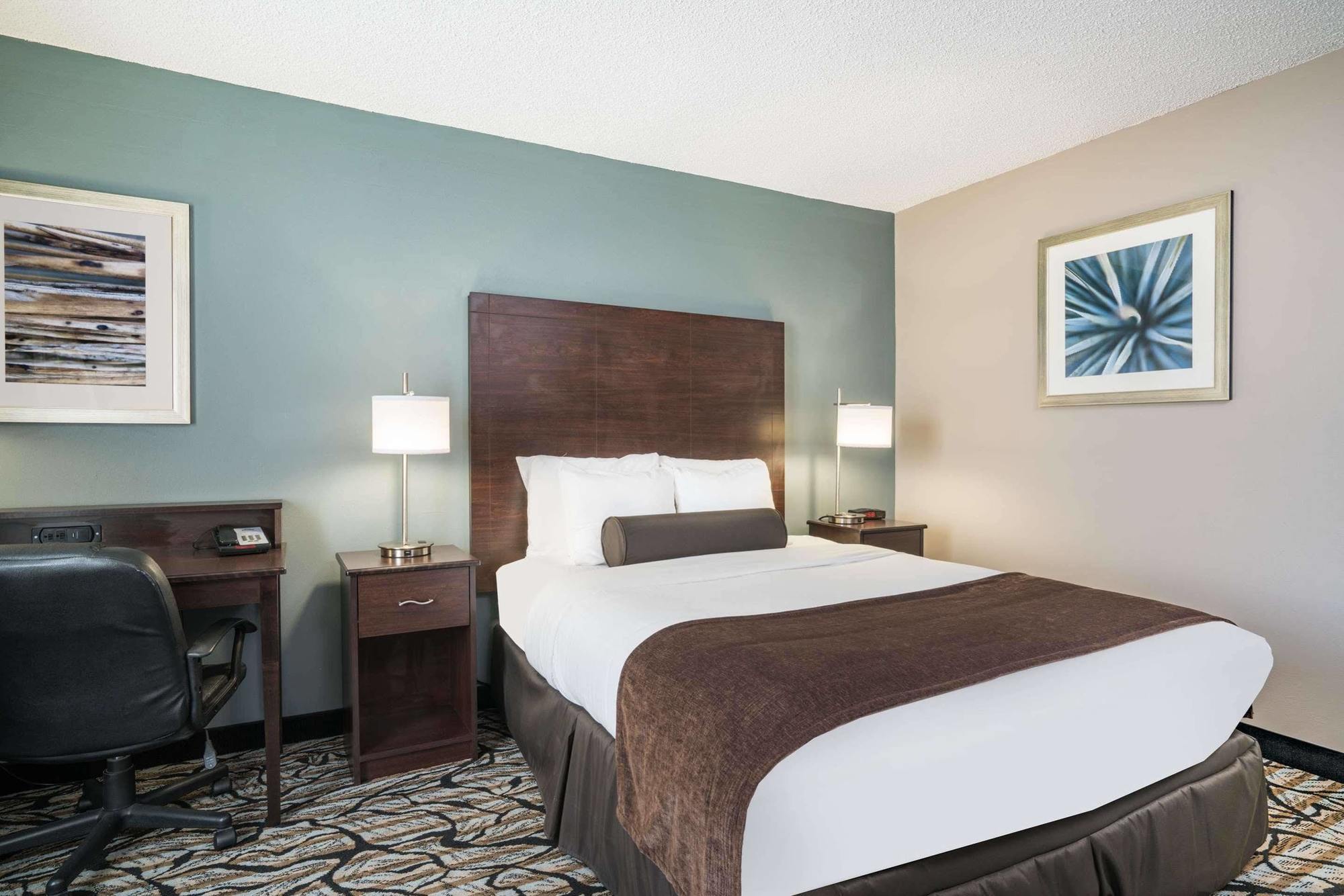 Days Inn & Suites By Wyndham Wausau Exterior photo